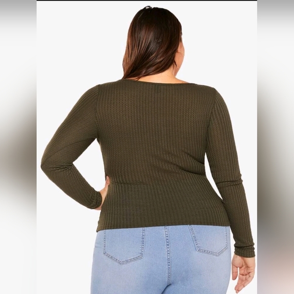 Half Button tee - Picture 2 of 5